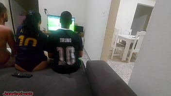 Tive que fazer sexo com amigo do meu marido por causa de uma aposta mas fiquei com tesão e acabei fazendo dp com os dois