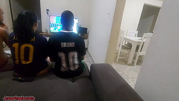 Tive que fazer sexo com amigo do meu marido por causa de uma aposta mas fiquei com tesão e acabei fazendo dp com os dois