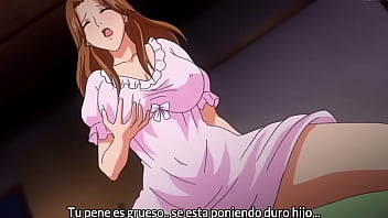 Una madre muy protectora le da calor a su hijo