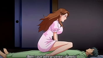 Una madre muy protectora le da calor a su hijo