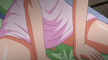 Una madre muy protectora le da calor a su hijo