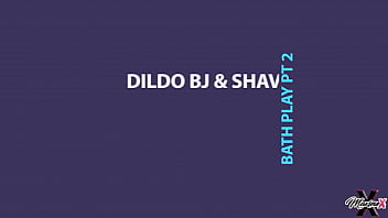 Maxine x masturbates & shaves her cunt during a bubble bath