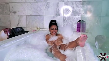 Maxine x masturbates & shaves her cunt during a bubble bath