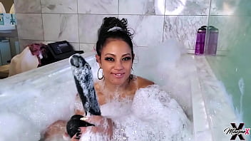 Maxine x masturbates & shaves her cunt during a bubble bath