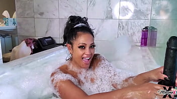 Maxine x masturbates & shaves her cunt during a bubble bath