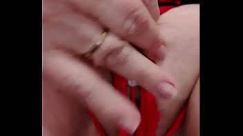 Coroa se masturbando com calcinha vermelha