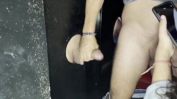 Mi Cornudo Me Lleva A Unas Cabinas Con Glory Hole Y Me Encontre Un Bull Con Verga Muy Gruesa Asi Que La Compare Con La Verga De Mi Cornudo Y Para Humillarlo Aun Mas Lo Obligue A Masturbarlo Y Tambien Yo Jale Los Dos Penes Al Mismo Tiempo thumbnail