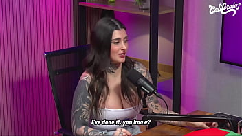 Lulu valotta faz striptease e seduz ruiva peituda