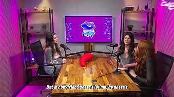 Lulu valotta faz striptease e seduz ruiva peituda