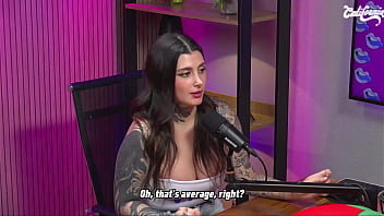 Lulu valotta faz striptease e seduz ruiva peituda