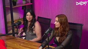 Lulu valotta faz striptease e seduz ruiva peituda