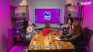 Lulu valotta faz striptease e seduz ruiva peituda