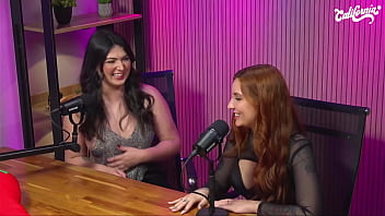 Lulu valotta faz striptease e seduz ruiva peituda