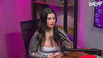 Lulu valotta faz striptease e seduz ruiva peituda