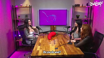 Lulu valotta faz striptease e seduz ruiva peituda