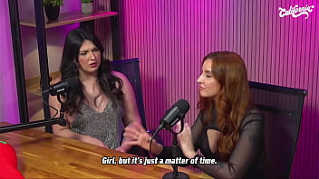 Lulu valotta faz striptease e seduz ruiva peituda