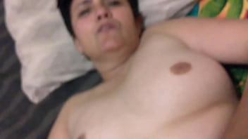 Madura acostada disfrutando sexo anal