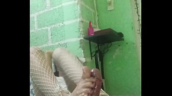 Masturbándome con los pies de rosa