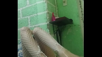 Masturbándome con los pies de rosa