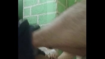 Masturbándome con los pies de rosa