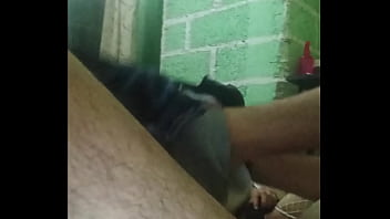 Masturbándome con los pies de rosa