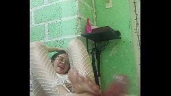 Masturbándome con los pies de rosa