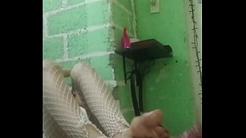 Masturbándome con los pies de rosa
