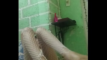 Masturbándome con los pies de rosa