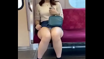 Putita japonesa en el metro abre las piernas Putita japonesa en el metro abre las piernas