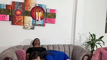 Compro un pequeño robot sexual por una pagina web y me termina complaciendo con un enorme pene real y termina dándome toda su rica leche de su enorme pene y me rompe mi rico coño apretado