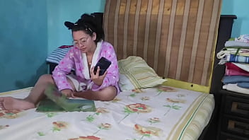 La joven hermanastra sabe lo mucho que su hermanastro virgen quiere quedan solo en casa y aprovecha