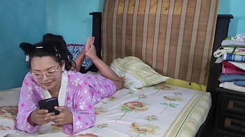 La joven hermanastra sabe lo mucho que su hermanastro virgen quiere quedan solo en casa y aprovecha