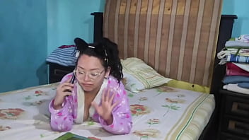 La joven hermanastra sabe lo mucho que su hermanastro virgen quiere quedan solo en casa y aprovecha