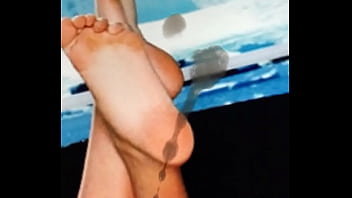 Cumming on kate upton’s feet