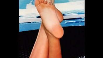 Cumming on kate upton’s feet
