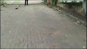 Casada gostosa trepando com o porteiro da fazenda começou com um boquete ali mesmo e depois foram para a casa dela trepar