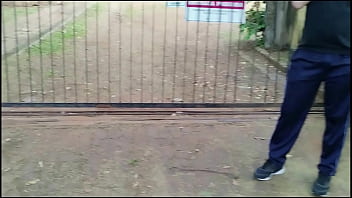 Casada gostosa trepando com o porteiro da fazenda começou com um boquete ali mesmo e depois foram para a casa dela trepar