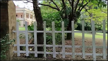 Casada gostosa trepando com o porteiro da fazenda começou com um boquete ali mesmo e depois foram para a casa dela trepar