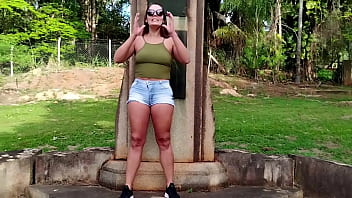 Casada gostosa trepando com o porteiro da fazenda começou com um boquete ali mesmo e depois foram para a casa dela trepar