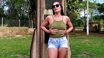 Casada gostosa trepando com o porteiro da fazenda começou com um boquete ali mesmo e depois foram para a casa dela trepar