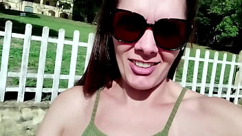 Casada gostosa trepando com o porteiro da fazenda começou com um boquete ali mesmo e depois foram para a casa dela trepar