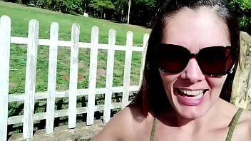 Casada gostosa trepando com o porteiro da fazenda começou com um boquete ali mesmo e depois foram para a casa dela trepar
