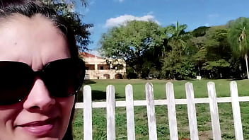 Casada gostosa trepando com o porteiro da fazenda começou com um boquete ali mesmo e depois foram para a casa dela trepar