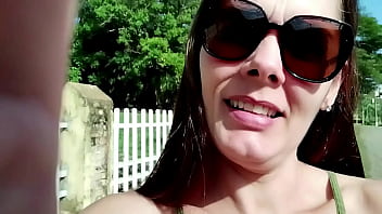 Casada gostosa trepando com o porteiro da fazenda começou com um boquete ali mesmo e depois foram para a casa dela trepar