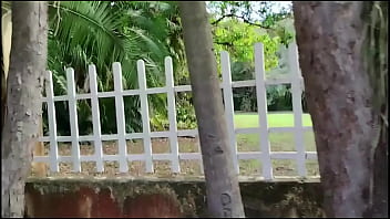 Casada gostosa trepando com o porteiro da fazenda começou com um boquete ali mesmo e depois foram para a casa dela trepar