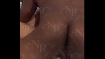 Novinha 18 recebe rola enorme e grossa puta usa mascara porque está noiva do corno