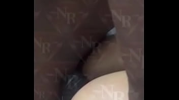 Novinha 18 recebe rola enorme e grossa puta usa mascara porque está noiva do corno