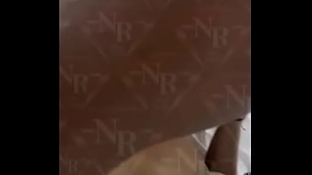 Novinha 18 recebe rola enorme e grossa puta usa mascara porque está noiva do corno