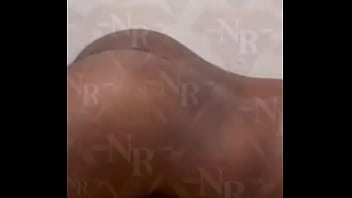 Novinha 18 recebe rola enorme e grossa puta usa mascara porque está noiva do corno