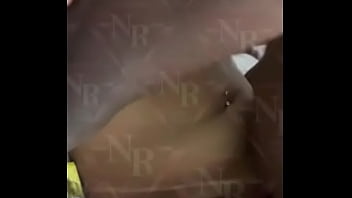 Novinha 18 recebe rola enorme e grossa puta usa mascara porque está noiva do corno